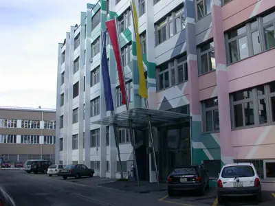 Eingangshalle und Dachaufstockung